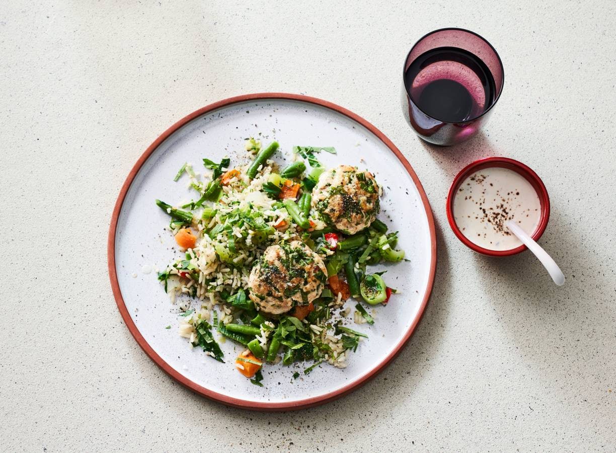 Rijstschotel met kipgehaktburgers en roomsaus