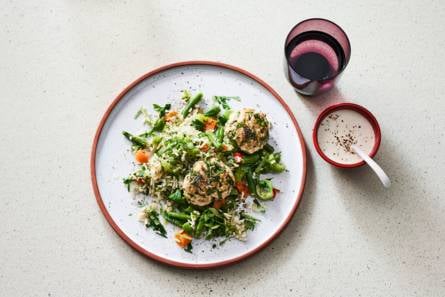 Rijstschotel met kipgehaktburgers en roomsaus
