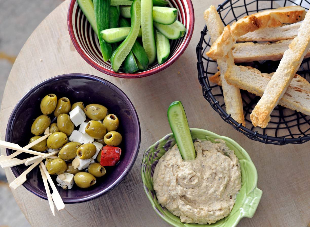 Turks brood met auberginedip, olijf en komkommer