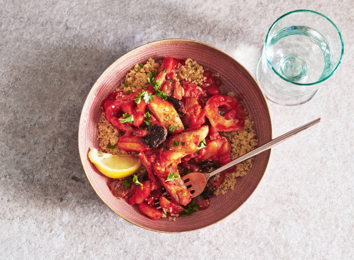Kiptajine met harissa, tuttifrutti & couscous