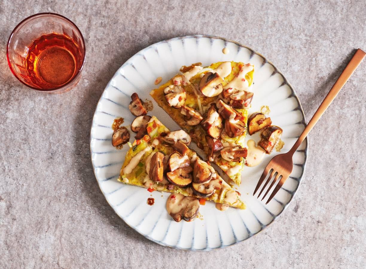 Groenteomelet met sojasaus, champignons & chili-mayosaus