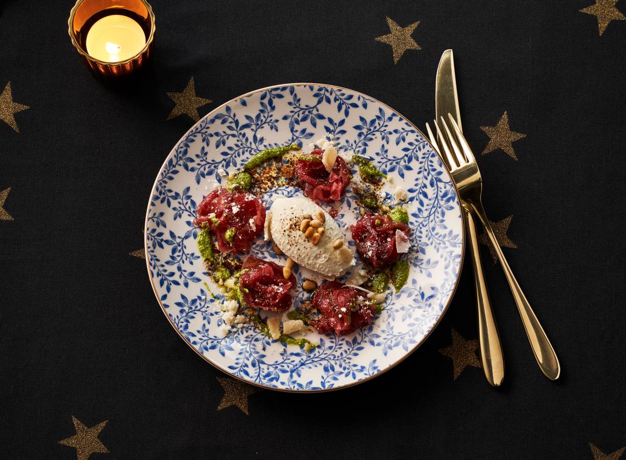 Carpaccio met crème van Parmezaanse kaas en rucolapesto