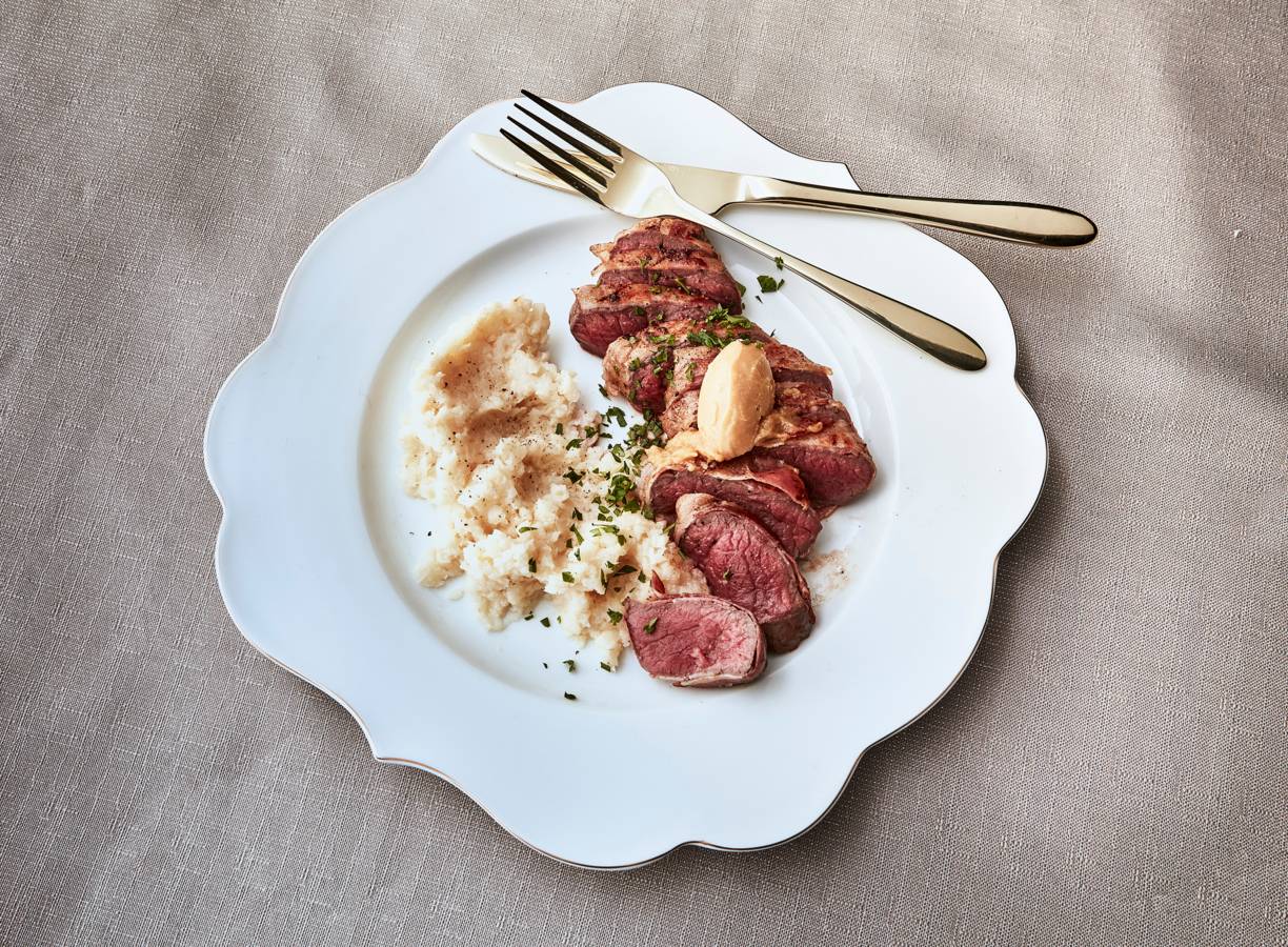 Hertenbiefstuk met spek, miso en knolselderijpuree