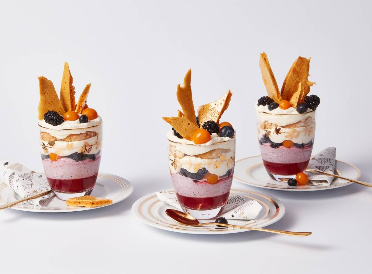 Mini-trifles met amandelkoekjes, bessencrème en honeycomb