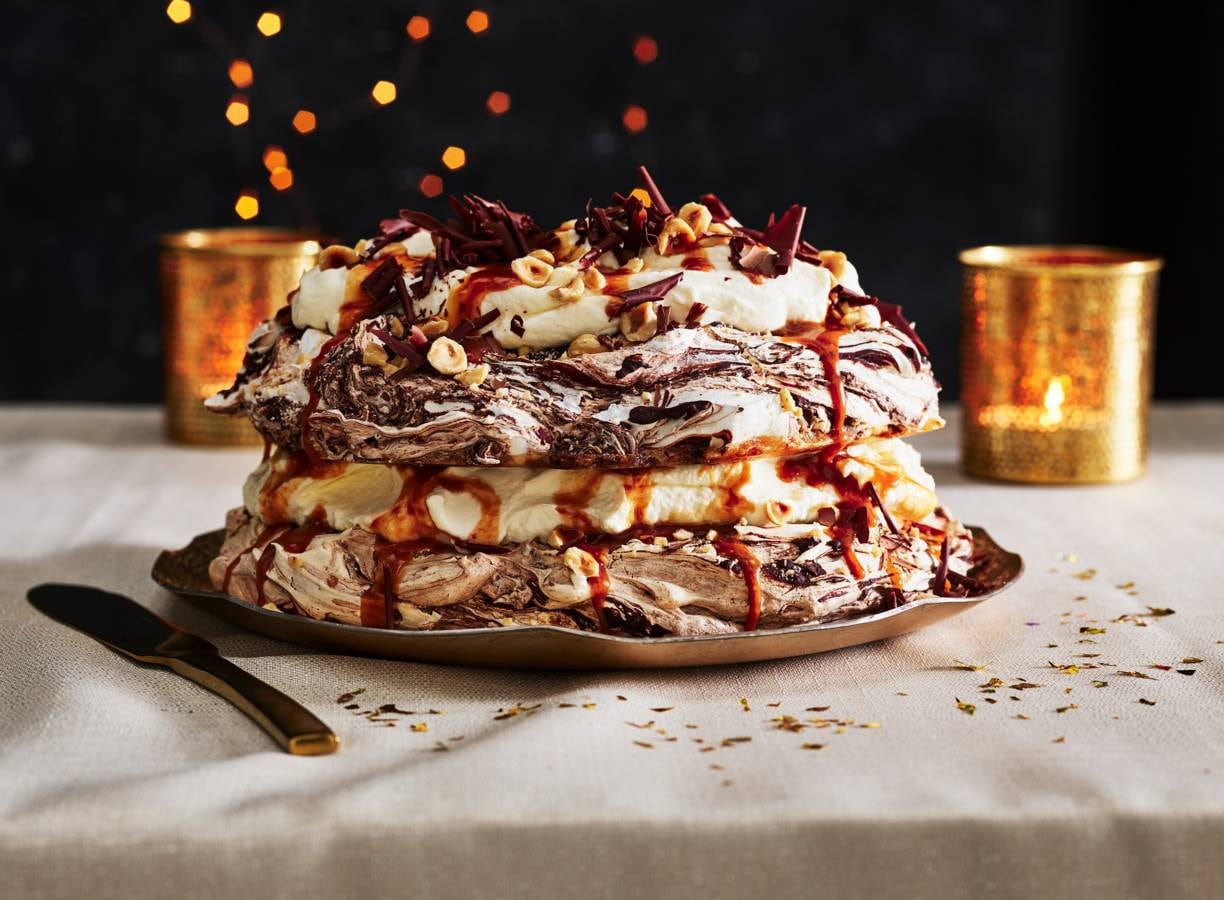 Meringuetaart met praliné en salted caramel