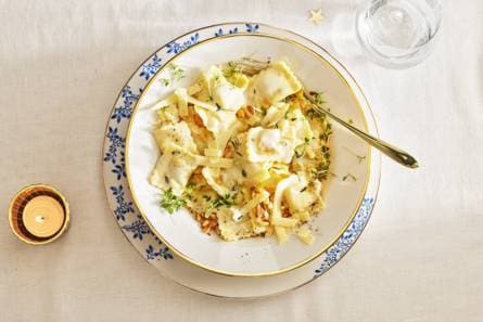 Ravioli met romige tijmsaus en kaassnippers (advertorial)