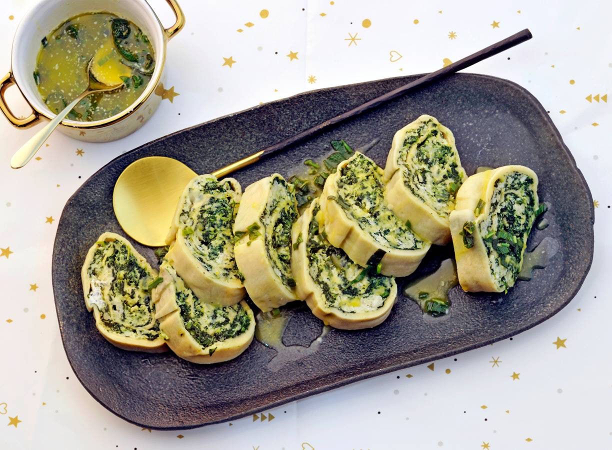 Rotolo met spinazie, gorgonzola en saliebotersaus