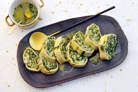 Rotolo met spinazie, gorgonzola en saliebotersaus