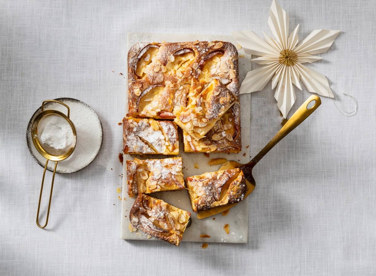 Appel-griesmeelcake met boerenvanillevla