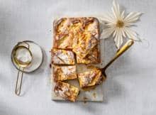 Hoofdingrediënt van deze appelgriesmeelcake? Romige boerenvanillevla! 