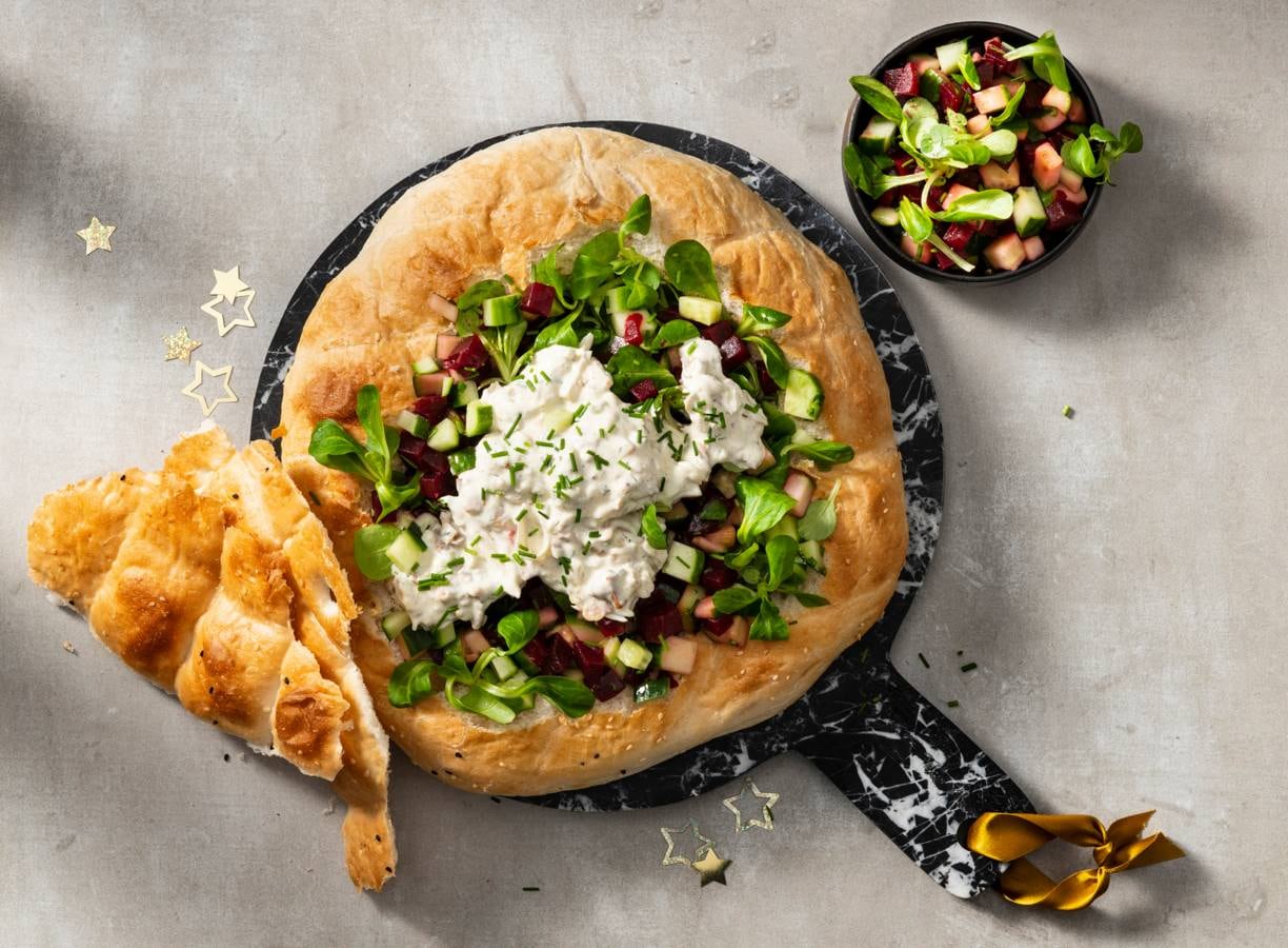 Gevuld Turks brood met kip-kebabsalade