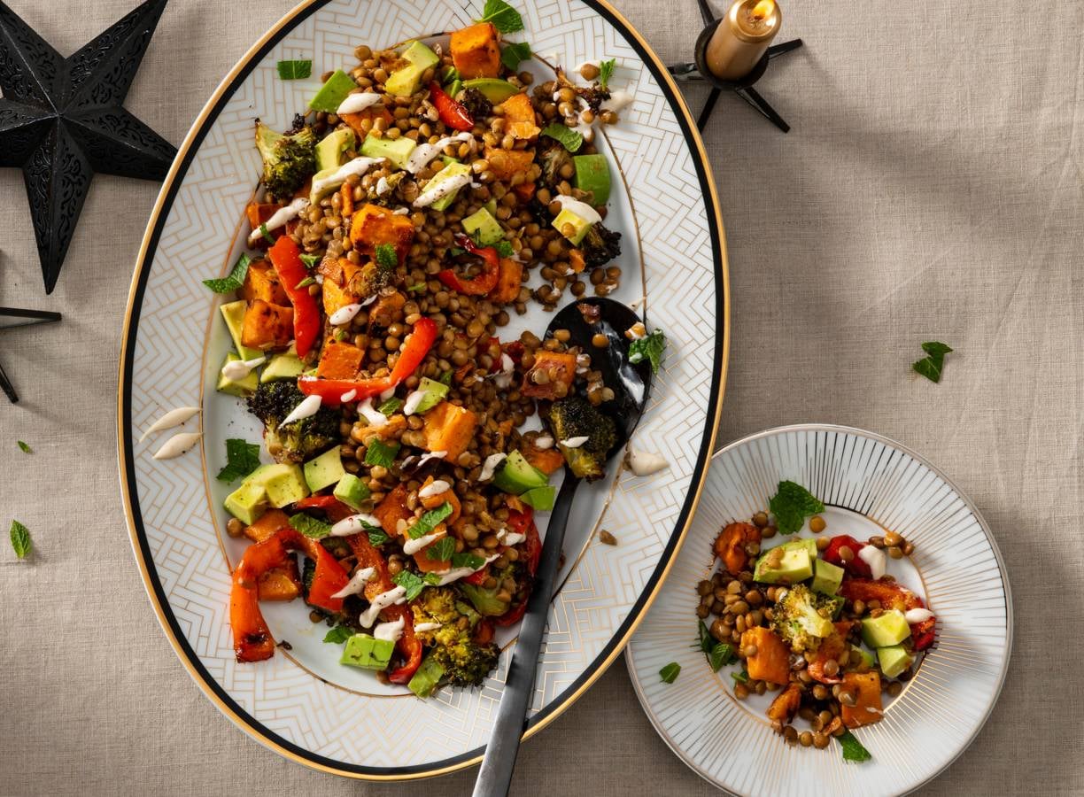 Ovengroente met linzen, avocado en tahinisaus