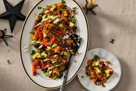 Ovengroente met linzen, avocado en tahinisaus
