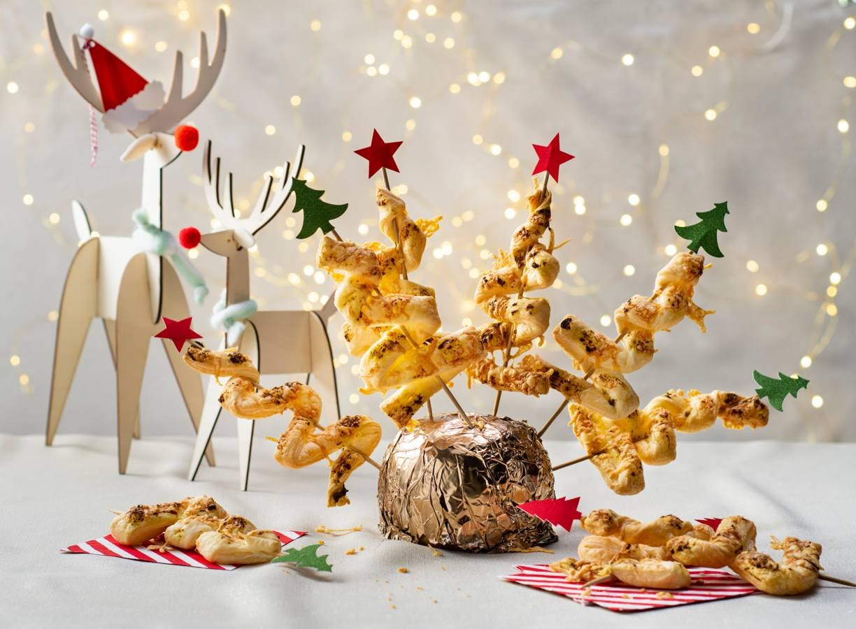 Bladerdeeghapjes in kerstboomvorm met pesto