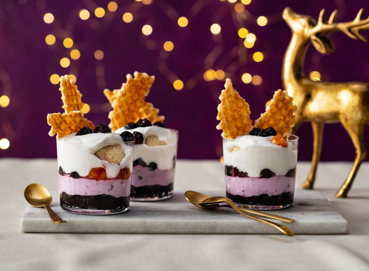 Makkelijke mini-trifles met amandelkoekjes, bessen en room