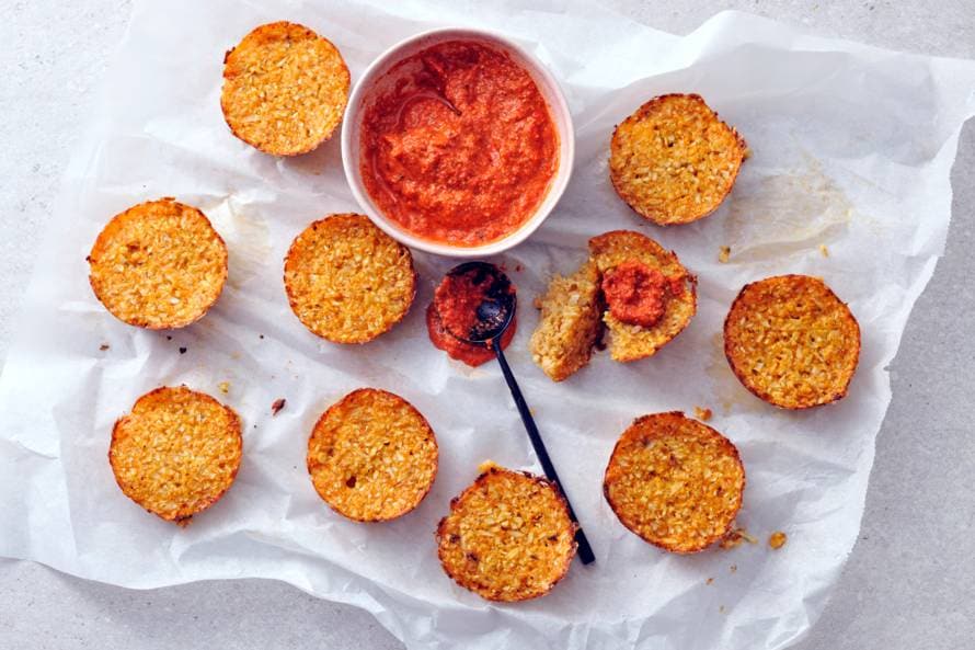 Bloemkool-snacks met cheddar en paprikadip