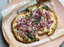 Psst, de bloemkool zit verstopt in deze 'flammkuchen'! 