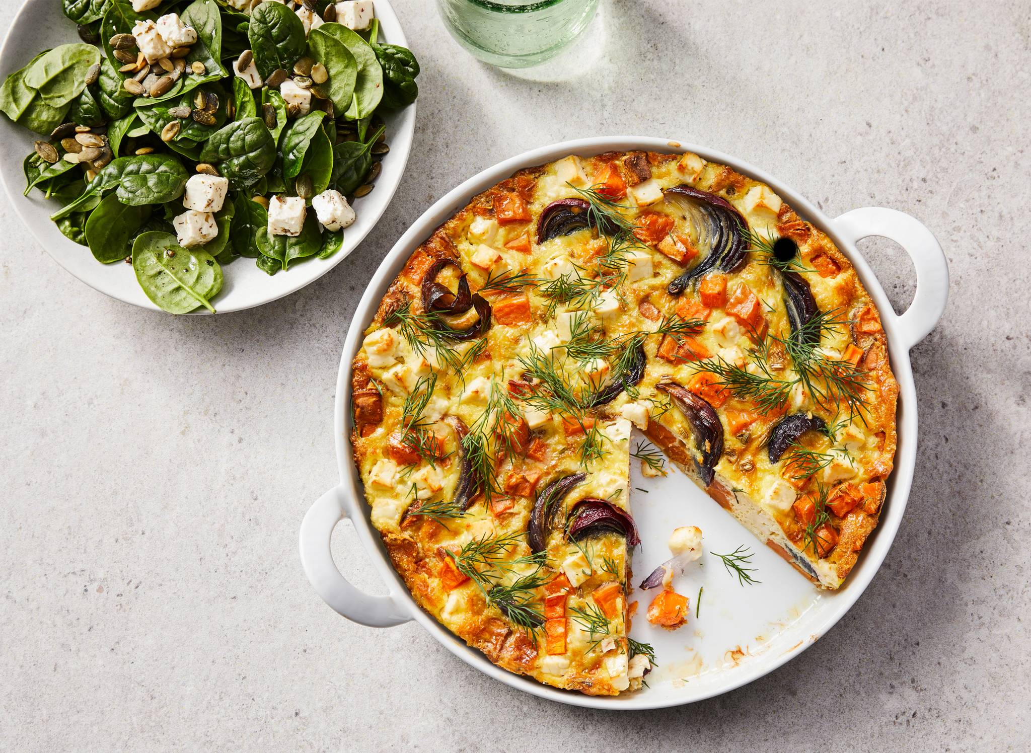 Frittata met zoete aardappel, witte kaas en spinaziesalade-image