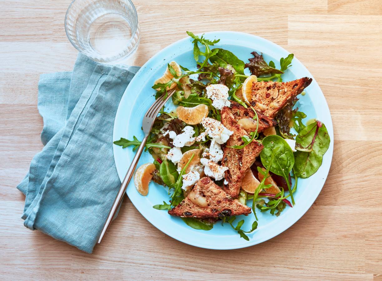 Geitenkaassalade met croutons van mueslibrood