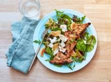 Deze geitenkaassalade maak je af met croutons van mueslibrood. De ideale lunch!