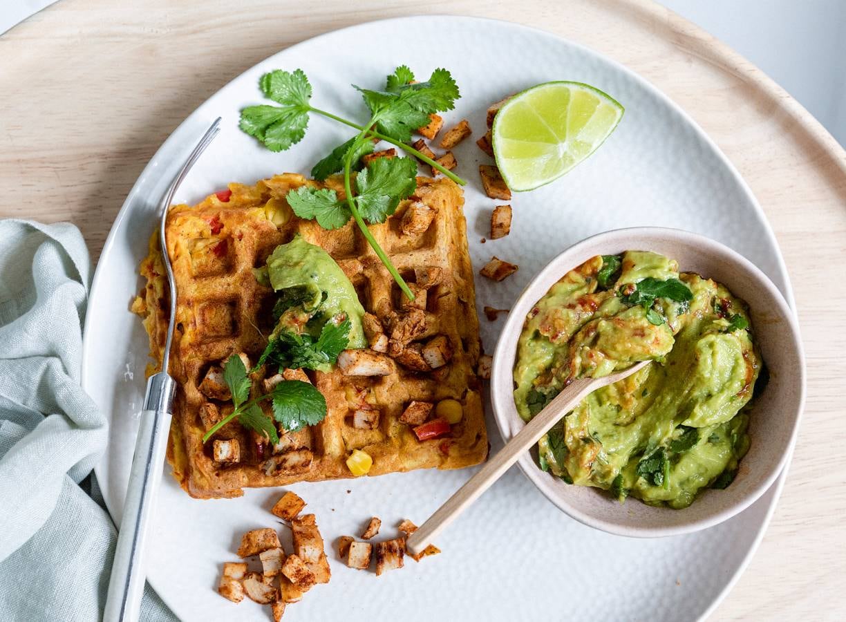 Hartige wafels met kip en guacamole