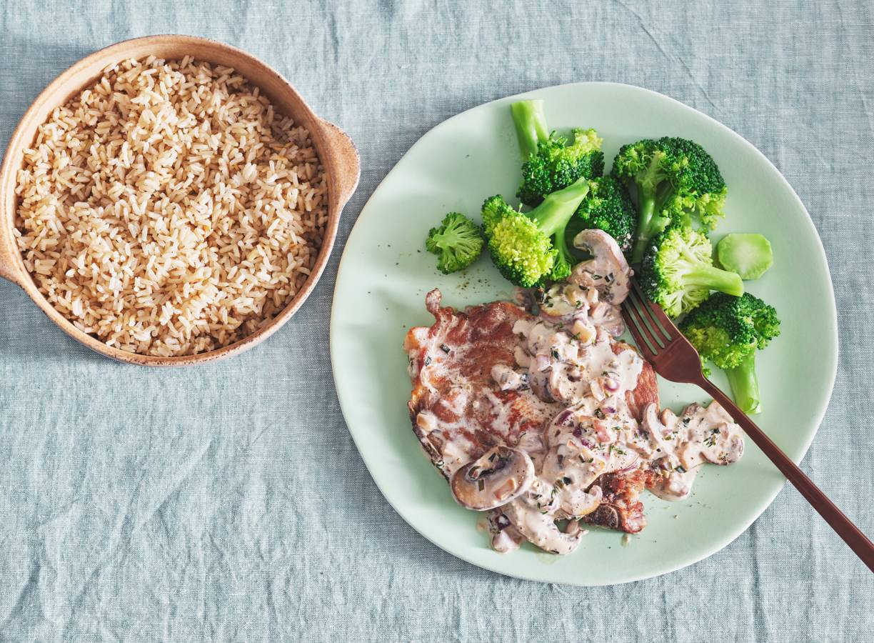 Karbonades met champignonroomsaus, broccoli en rijst