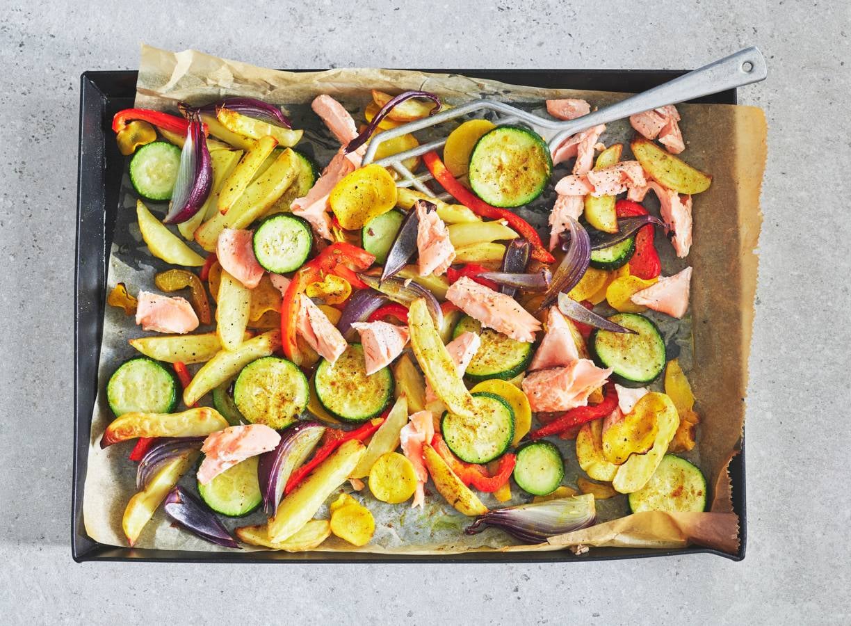 Traybake Met Zalm Aardappel En Rode Ui Recept Allerhande Albert Heijn