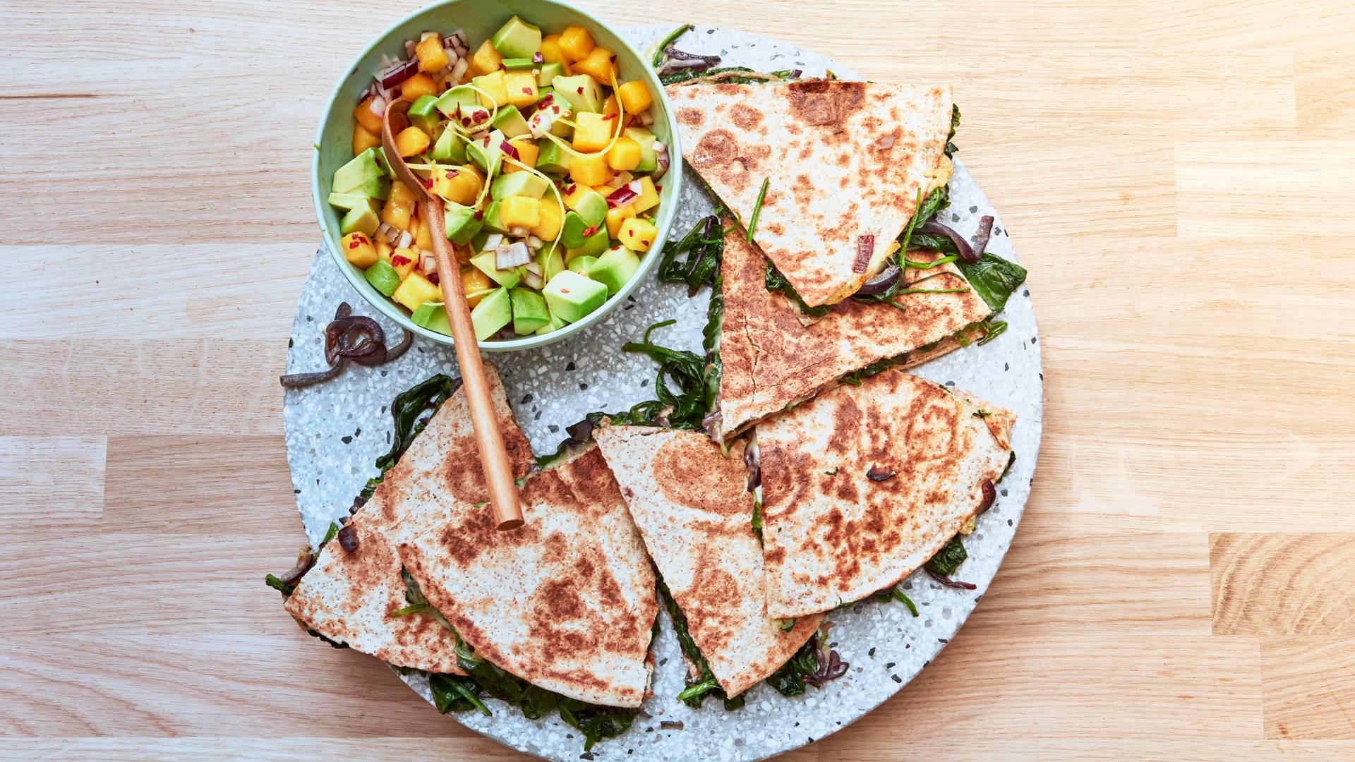 Volkorenquesadillas met spinazie en avocadomangosalsa recept