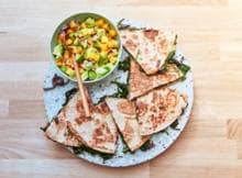 Van deze volkorenquesadillas met spinazie en avocado-mangosalsa ga je vanzelf de salsa dansen!