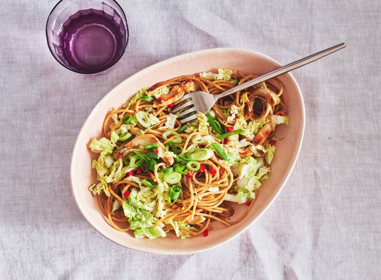 Volkorenpasta met kip, Chinese kool, gember en tahin