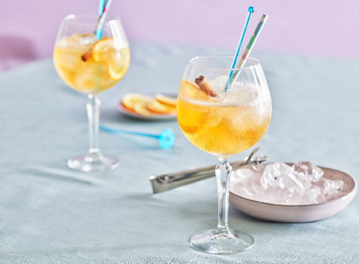 Mocktail met gingerale, rooibos en sinaasappel