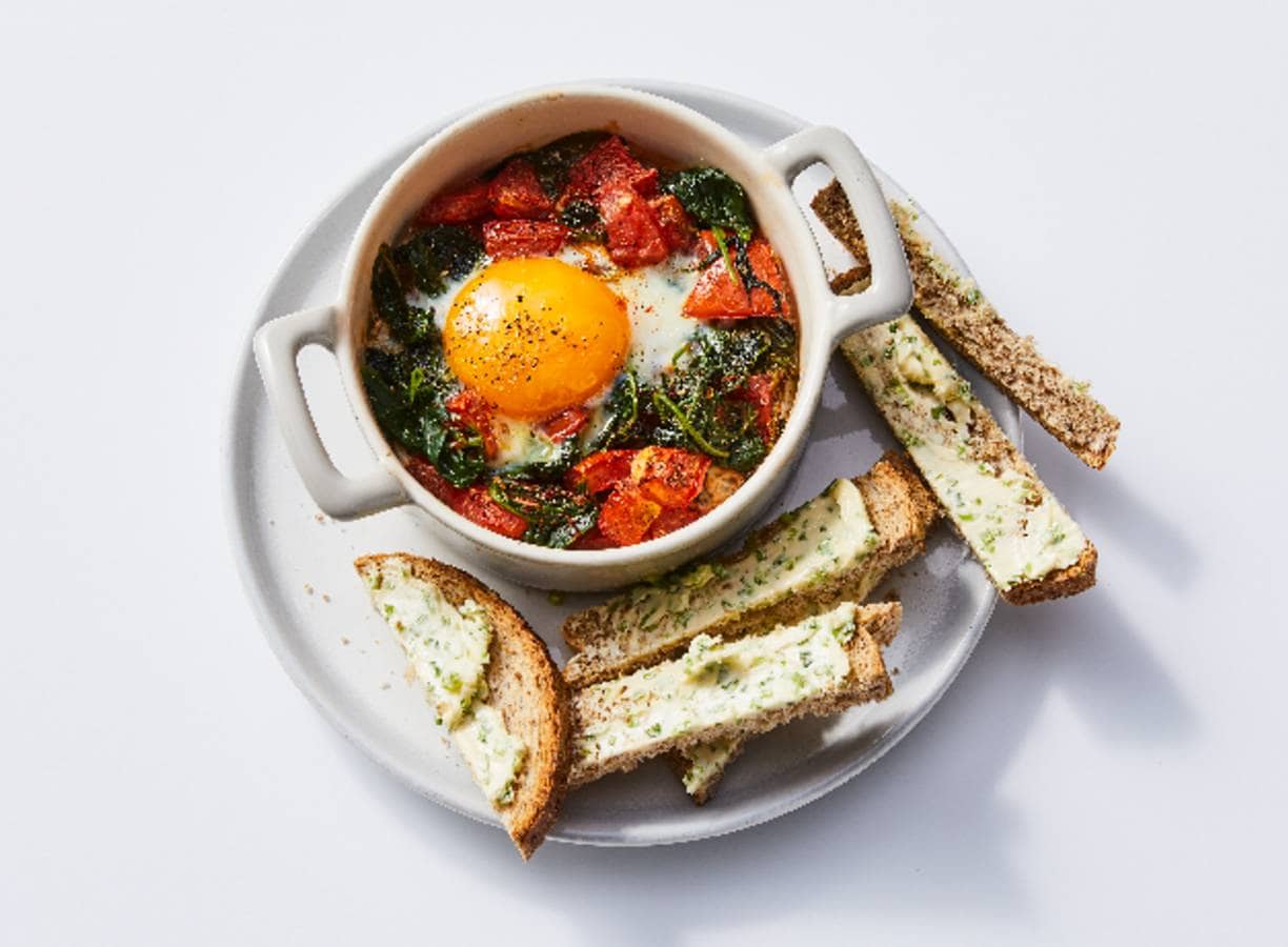 Eipotjes met tomaten en spinazie