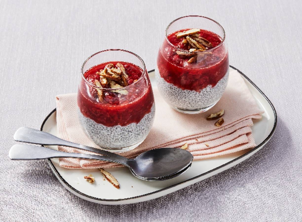 Chia-pudding met karnemelk en aardbeiencompote
