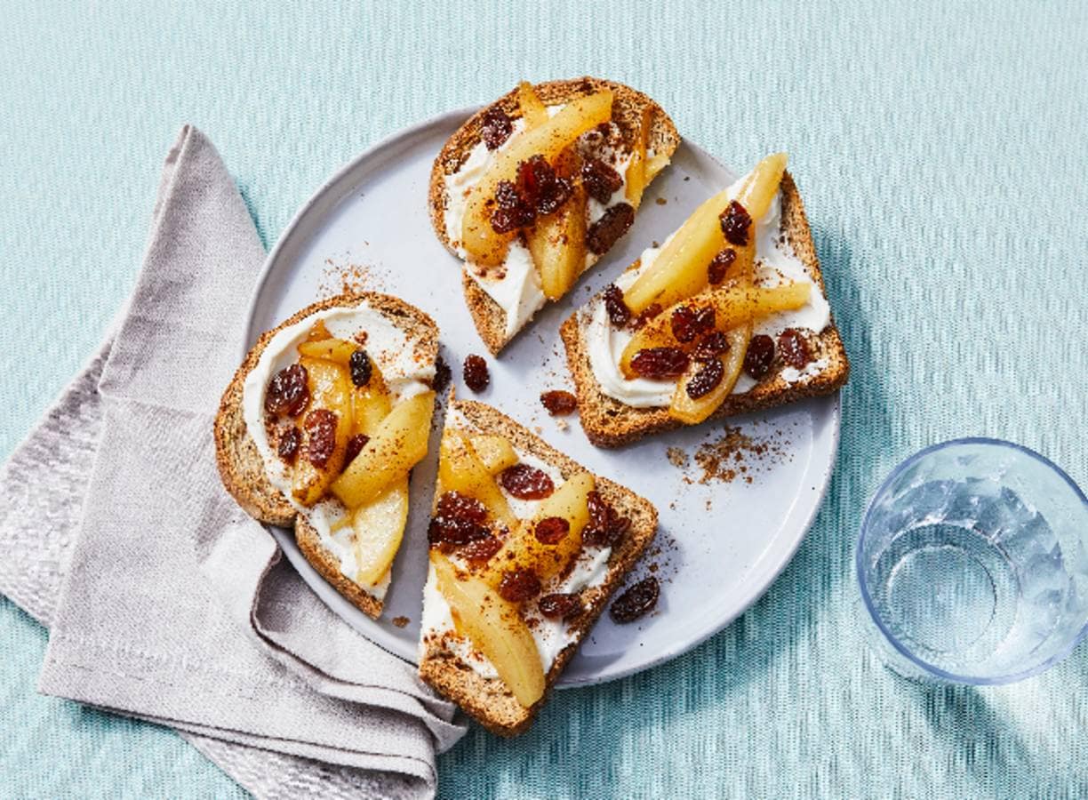 Gezonde toast met zuivelspread, gebakken peer en rozijnen