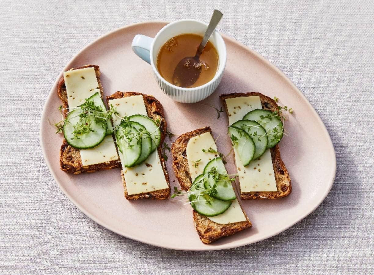 Muesli-notenbrood met komijnekaas en komkommer