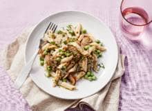 Romige pasta met champignonsaus is áltijd een succesrecept.