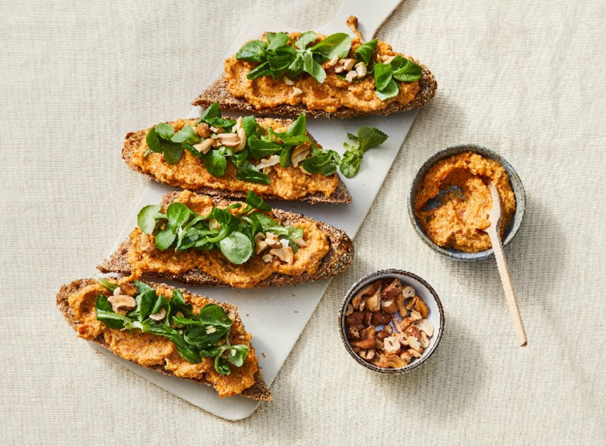 Volkoren-stokbrood met veldsla en pompoen-notenspread