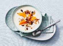 Pureer diepvriesfruit samen met magere kwark, en geef 'm zo op een gezonde manier een smaakje. Lekker én budgetproof.