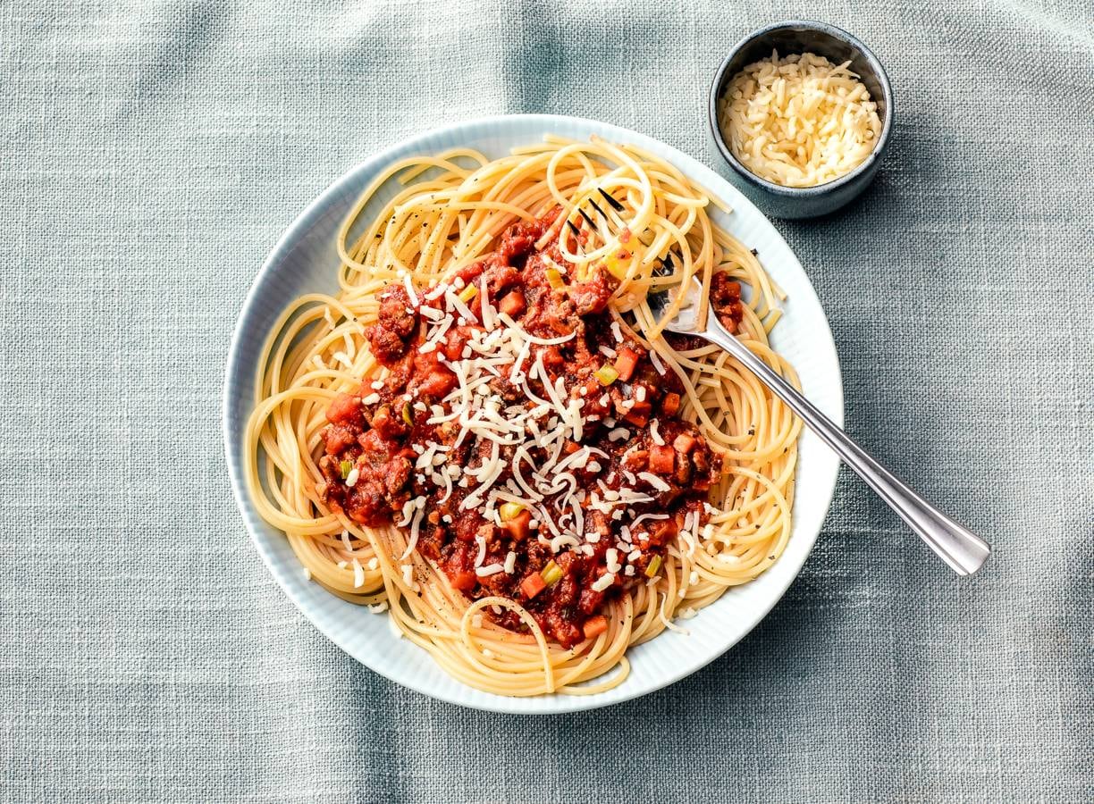 Скачай взломанный спагетти. Spaghetti bolognese. Карбонара и болоньезе. Паста болоньезе. Лапша с соусом болоньезе.