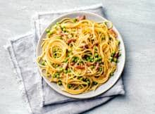 Een Italiaanse klassieker met een twist: zet deze overheerlijke spaghetti carbonara met tuinerwten eens op tafel. 