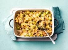 Spruitjes 2.0: deze kazige spruitjesgratin met (vega) gehakt wordt zonder twijfel een ultieme favoriet - ook bij je kleine spruit.