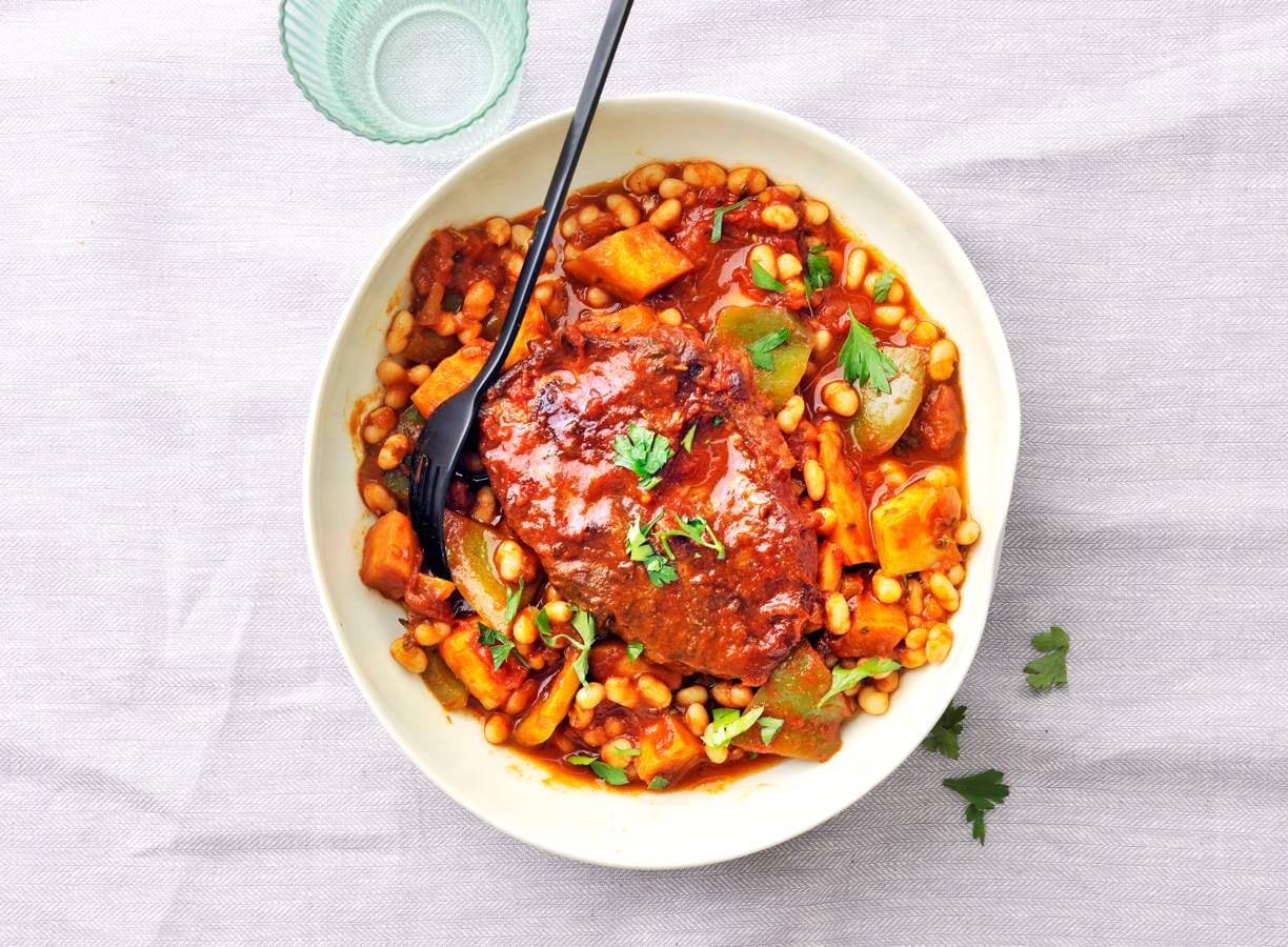 Gestoofde sukadelapjes met paprika, pastinaak en witte bonen