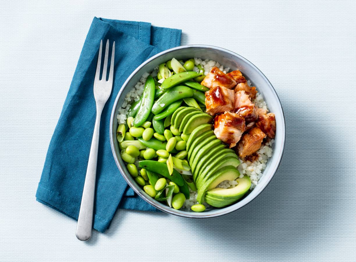 Snelle bowl met bloemkoolrijst en zalm