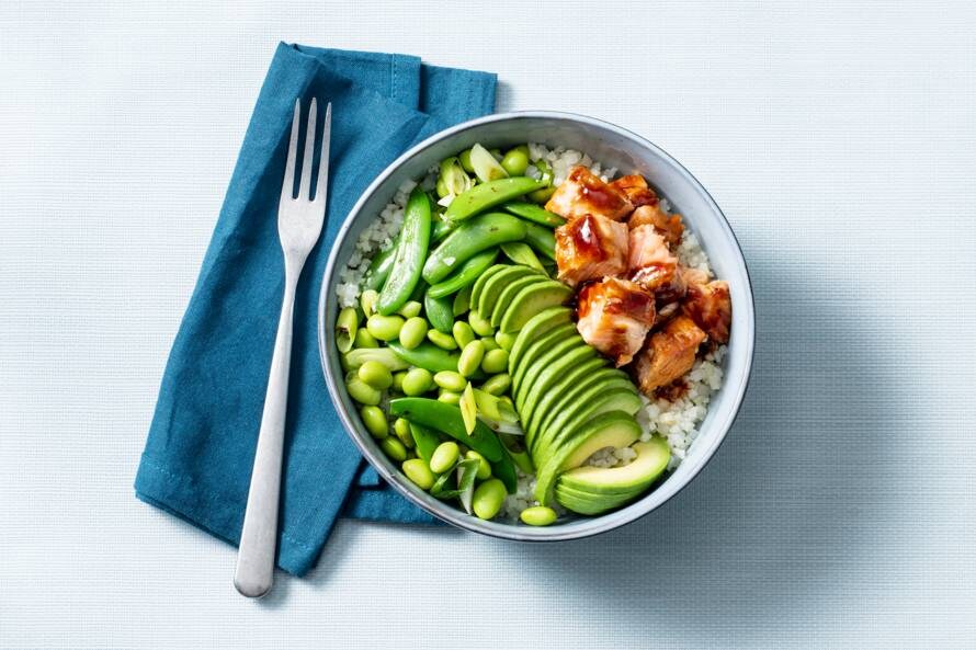Snelle bowl met bloemkoolrijst en zalm