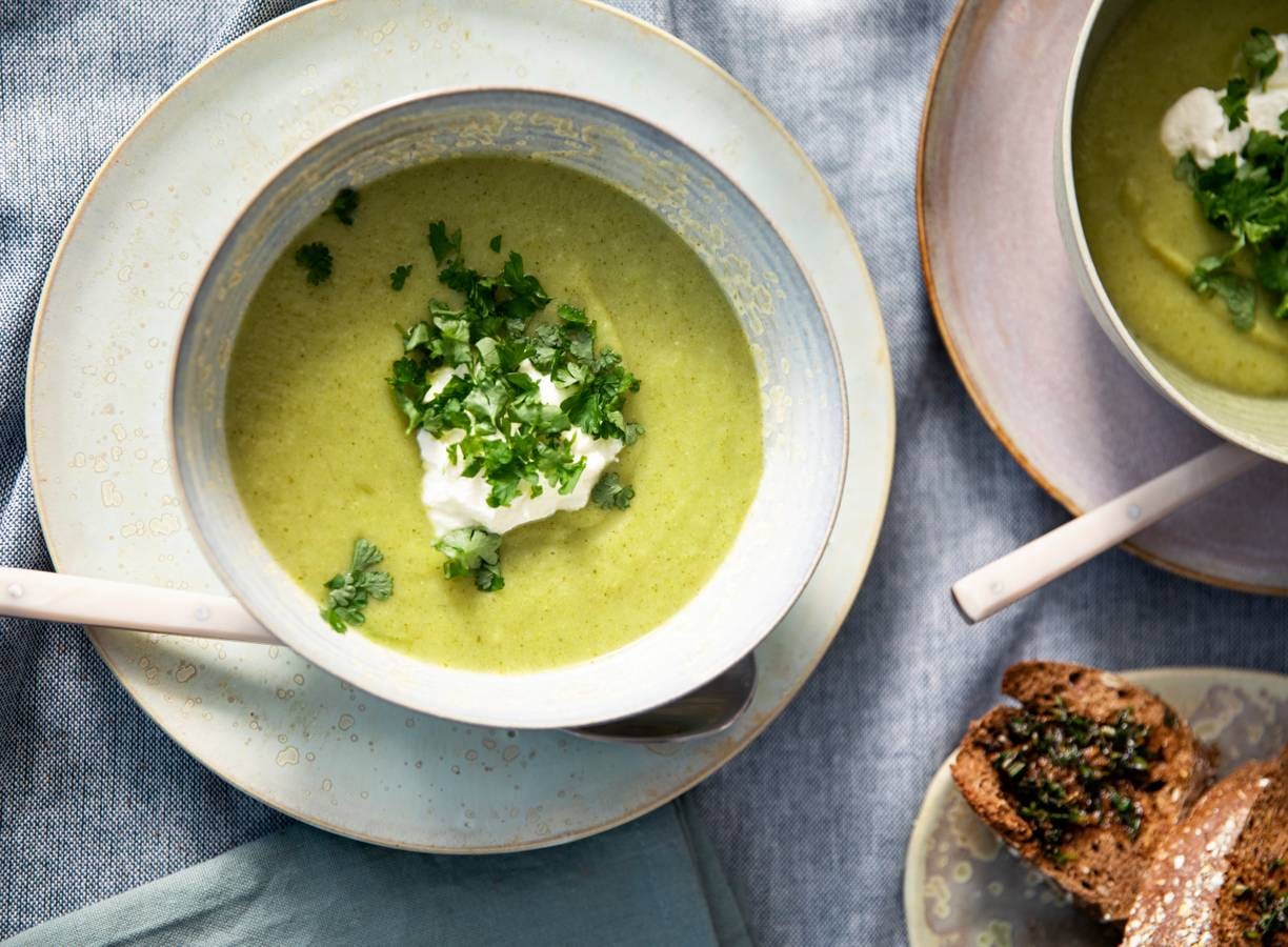 Aardappel-broccolisoep met volkoren kruiden crostini
