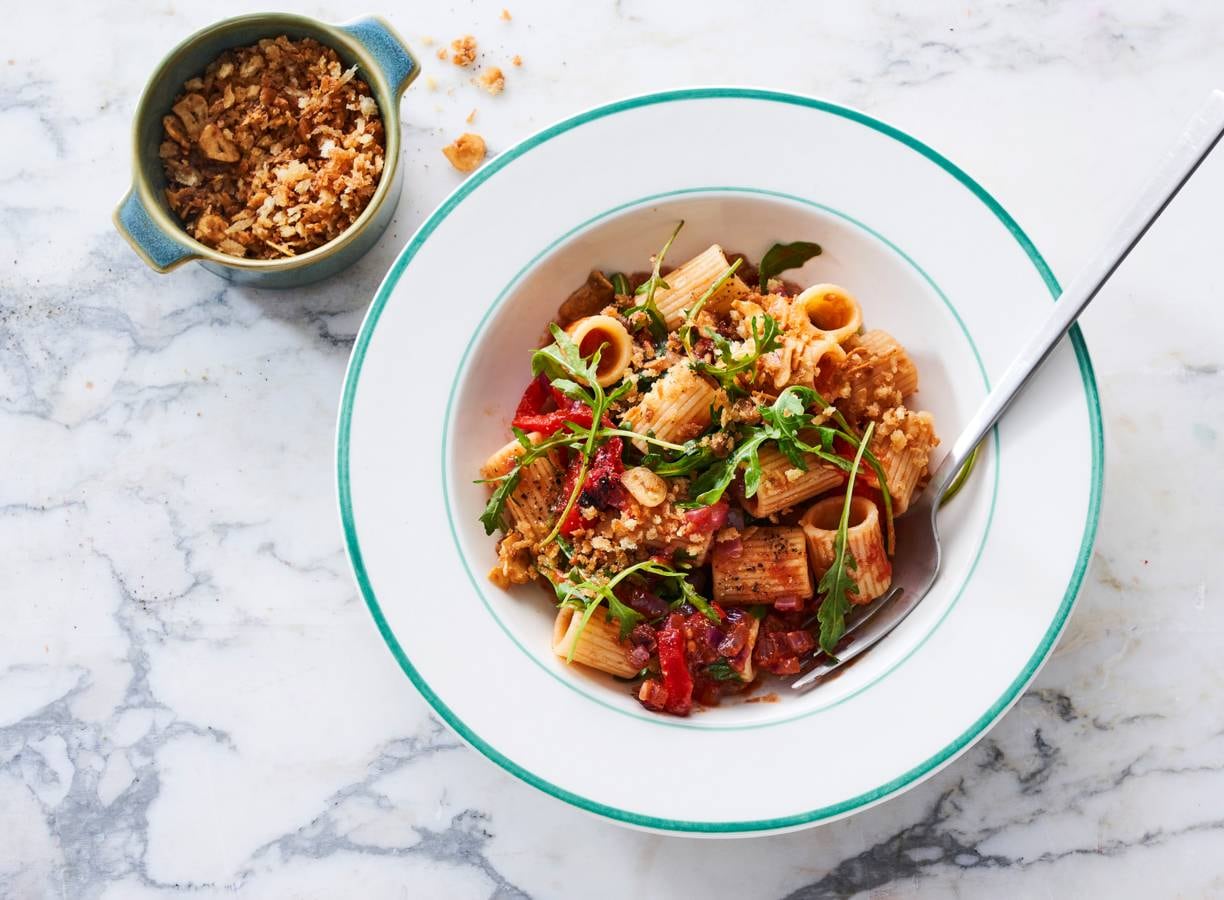 Mezzi rigatoni met ansjovis-pangrattato