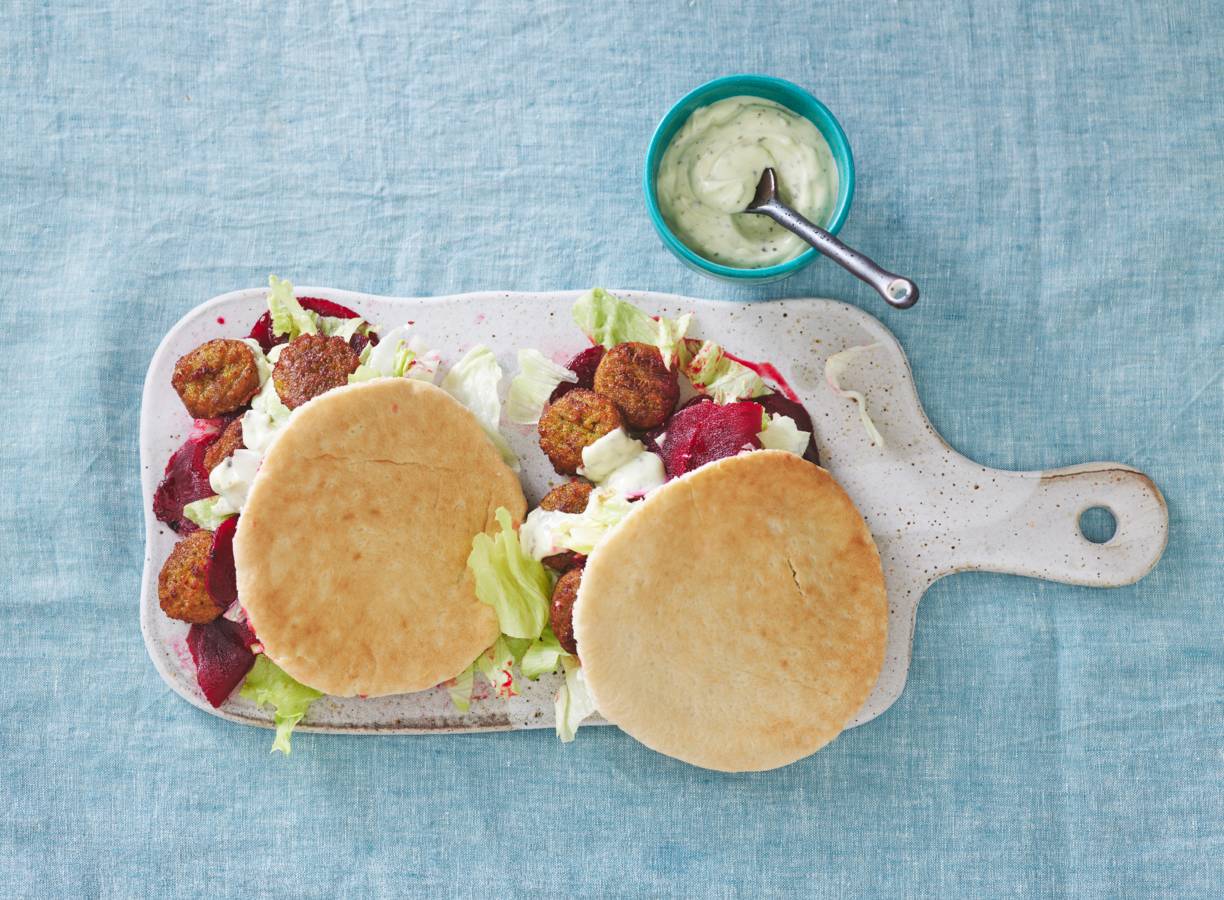 Pita falafel met zoetzure biet en knoflooksaus