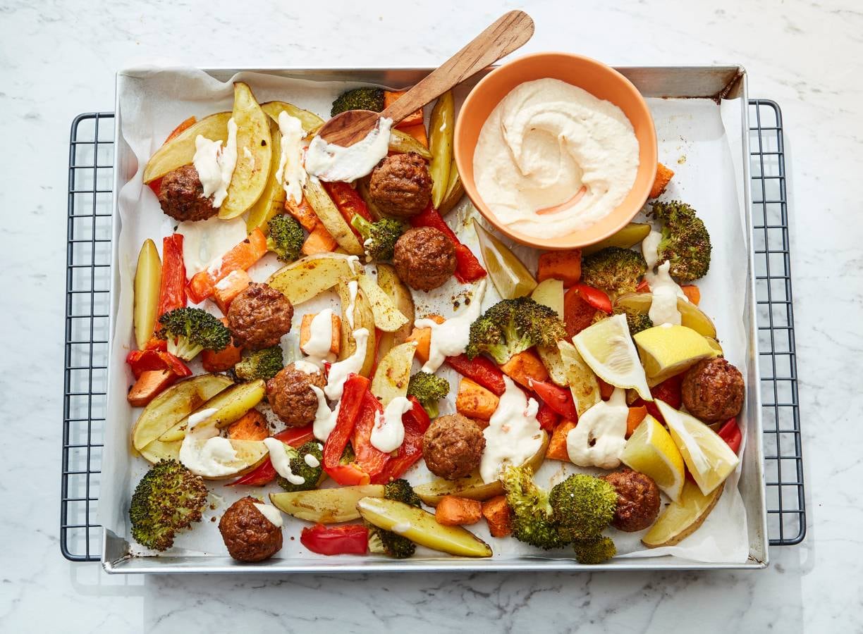 Traybake met vegetarische balletjes en ovengroenten