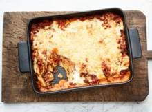 Wel lasagne bolognese, maar geen gehakt? Deze vega lasagne met rulstukjes is het antwoord!