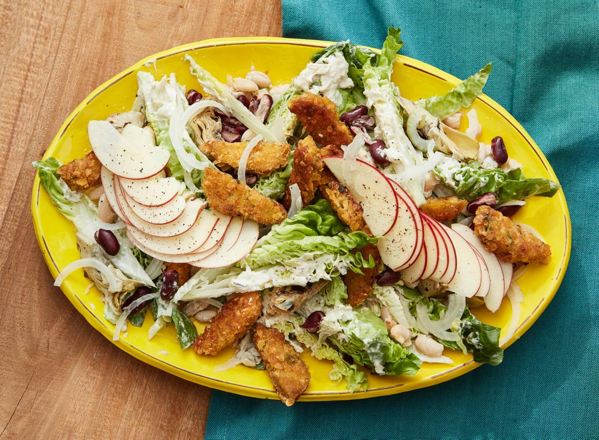 Vegetarische maaltijdsalade met groente-nuggets